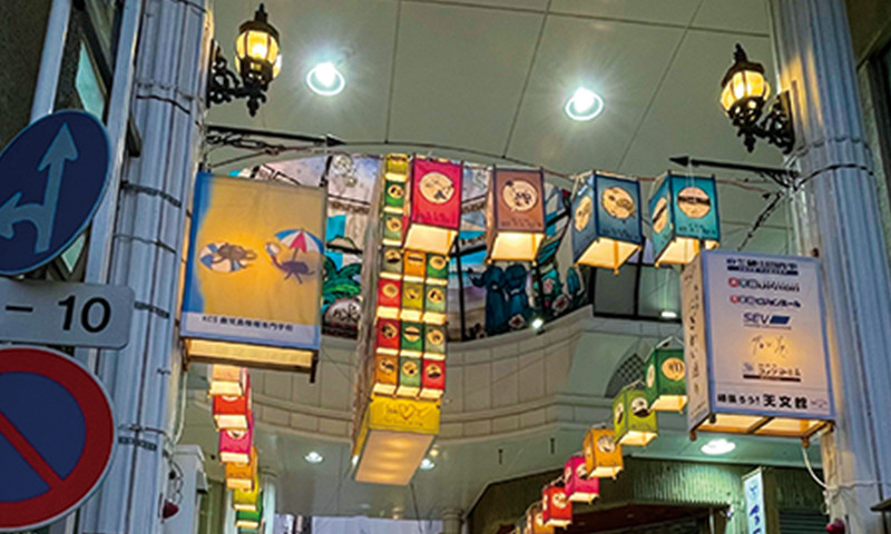 写真：「天文館燈ろう祭り」で出展した色とりどりの燈ろうが天文館の通りの上部に飾られている