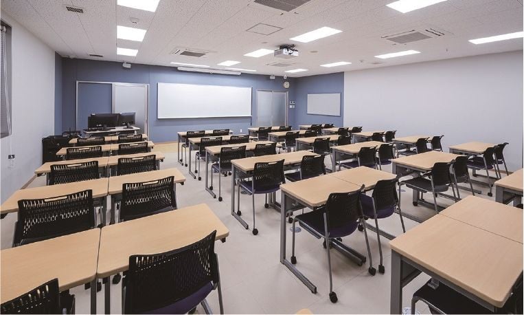 写真：105教室。机と椅子が並んでいる。