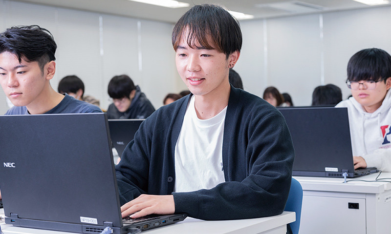 写真：教室でパソコンを操作しながら楽しそうに授業を受けている北野さん
