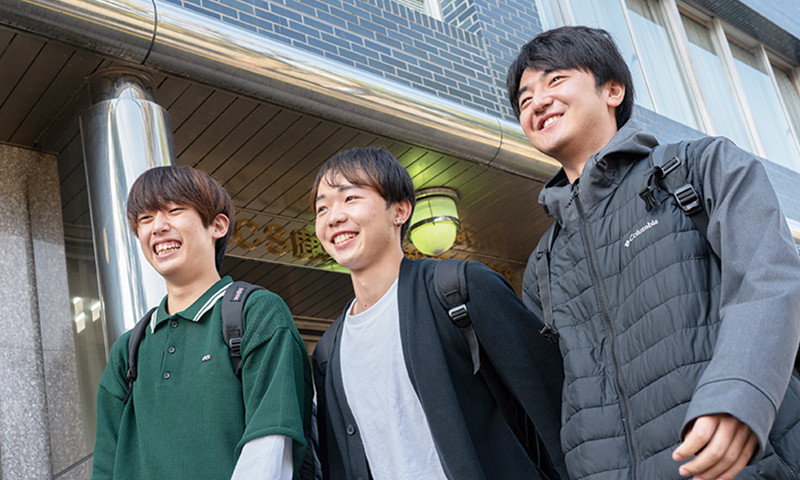 写真：友達と3人で楽しそうに外を歩いている北野さん