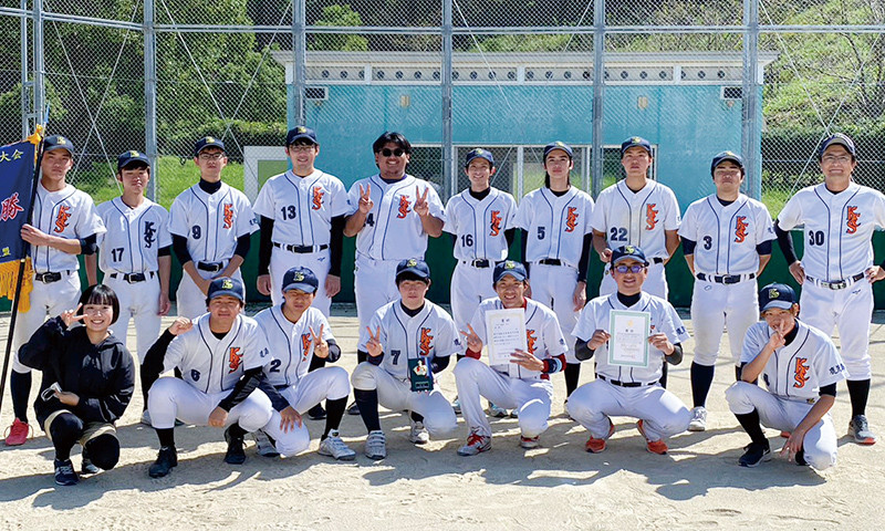 写真：九州ブロック専門学校体育大会 野球の参加生徒の集合写真。