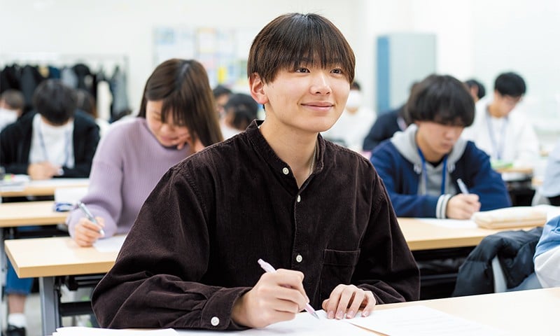 写真：教室で楽しそうに授業を受けている光永さん