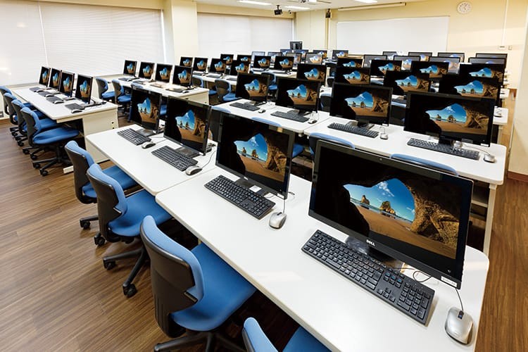 写真：実習室。デスクトップパソコンがたくさん並んでいる。
