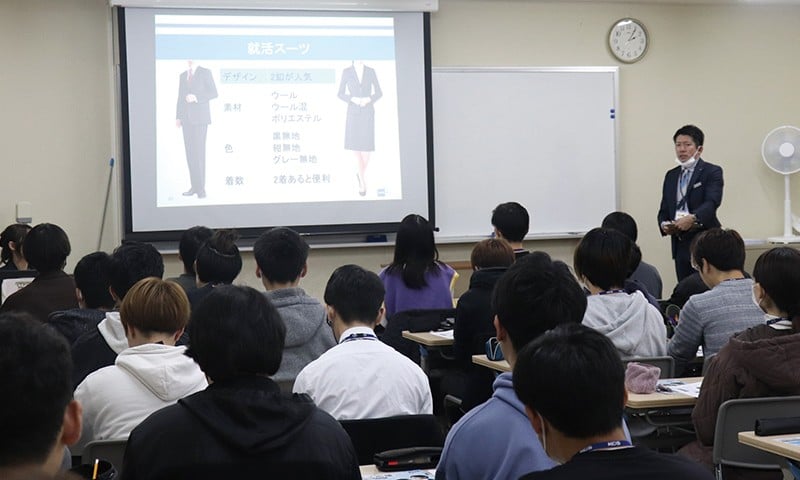 写真：蒼造祭でのバンド演奏の様子。バンドメンバーは6人で、その後ろ側、飾りが付けられたホワイトボードに「蒼造祭」と書かれている。