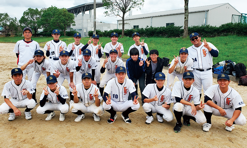 写真：九州ブロック専門学校体育大会 野球の参加生徒の集合写真。