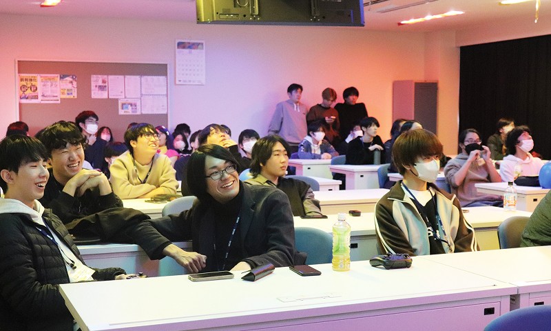写真：蒼造祭でのバンド演奏の様子。6人の学生が演奏を披露している。