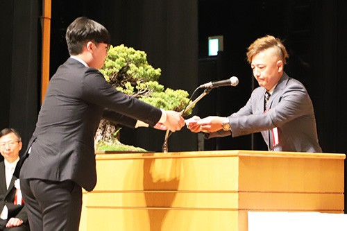 同窓会より記念品授与